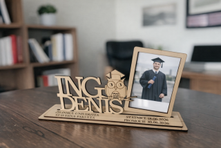 Drevený promočný stojan 🎓